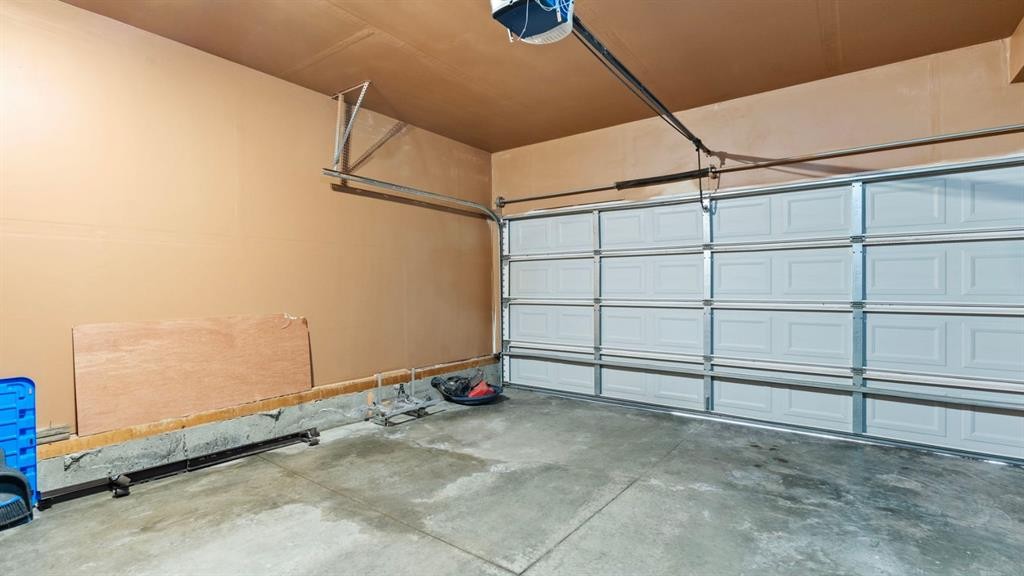 158 Covemeadow Road Ne, Calgary, AB - Indoor Photo Showing Garage