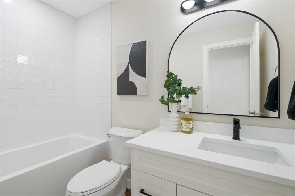 248 Madeira Place Ne, Calgary, AB - Indoor Photo Showing Bathroom