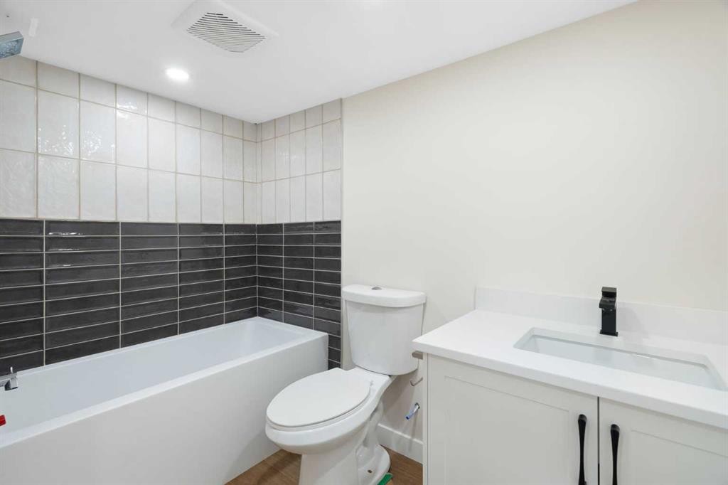 248 Madeira Place Ne, Calgary, AB - Indoor Photo Showing Bathroom