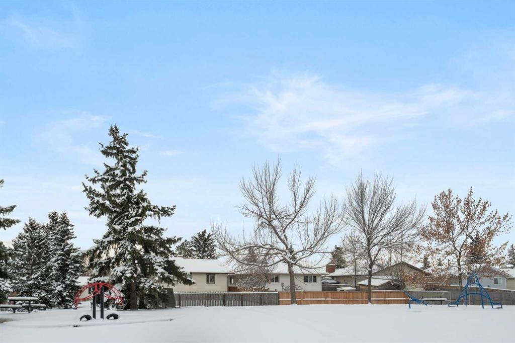 248 Madeira Place Ne, Calgary, AB - Outdoor