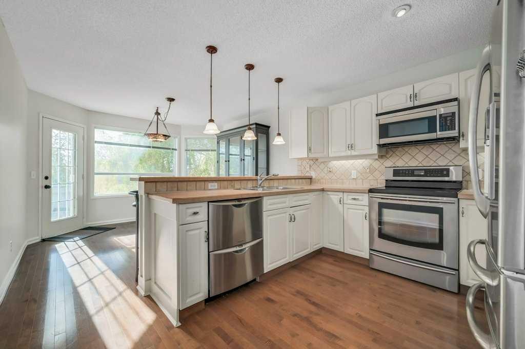 222 Diamond Court Se, Calgary, AB - Indoor Photo Showing Kitchen With Stainless Steel Kitchen With Upgraded Kitchen