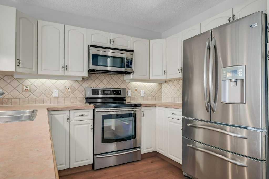 222 Diamond Court Se, Calgary, AB - Indoor Photo Showing Kitchen With Stainless Steel Kitchen With Double Sink