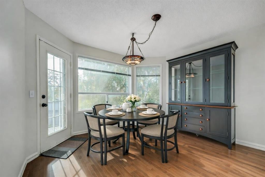 222 Diamond Court Se, Calgary, AB - Indoor Photo Showing Dining Room