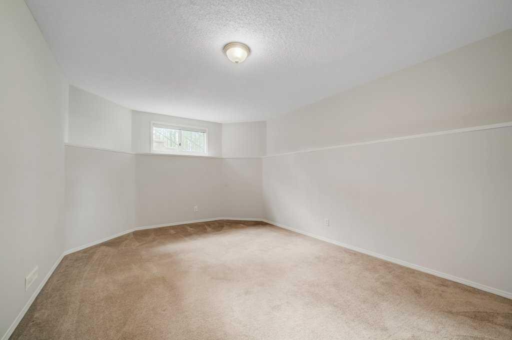 222 Diamond Court Se, Calgary, AB - Indoor Photo Showing Other Room