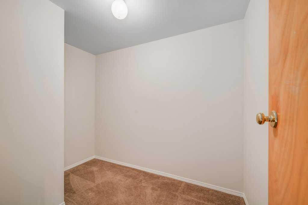 222 Diamond Court Se, Calgary, AB - Indoor Photo Showing Other Room
