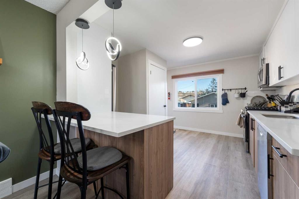 4608 70 Street Nw, Calgary, AB - Indoor Photo Showing Kitchen