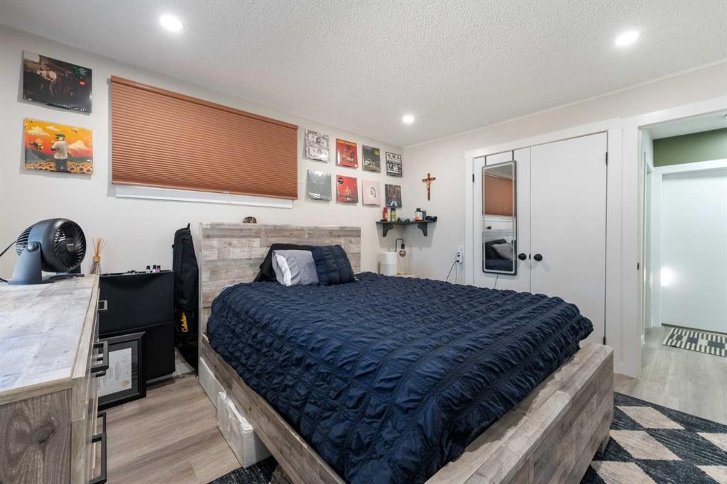 4608 70 Street Nw, Calgary, AB - Indoor Photo Showing Bedroom