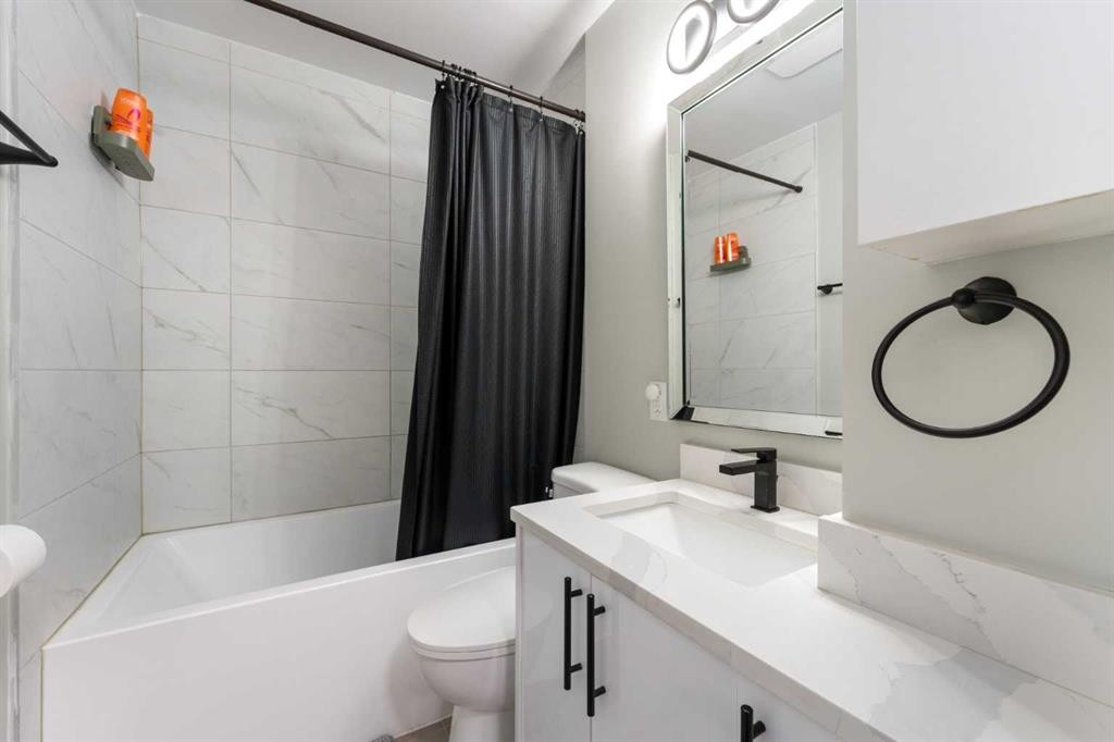 4608 70 Street Nw, Calgary, AB - Indoor Photo Showing Bathroom
