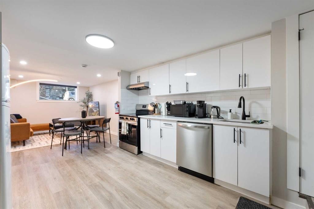4608 70 Street Nw, Calgary, AB - Indoor Photo Showing Kitchen