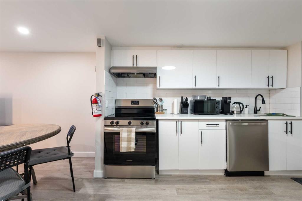4608 70 Street Nw, Calgary, AB - Indoor Photo Showing Kitchen