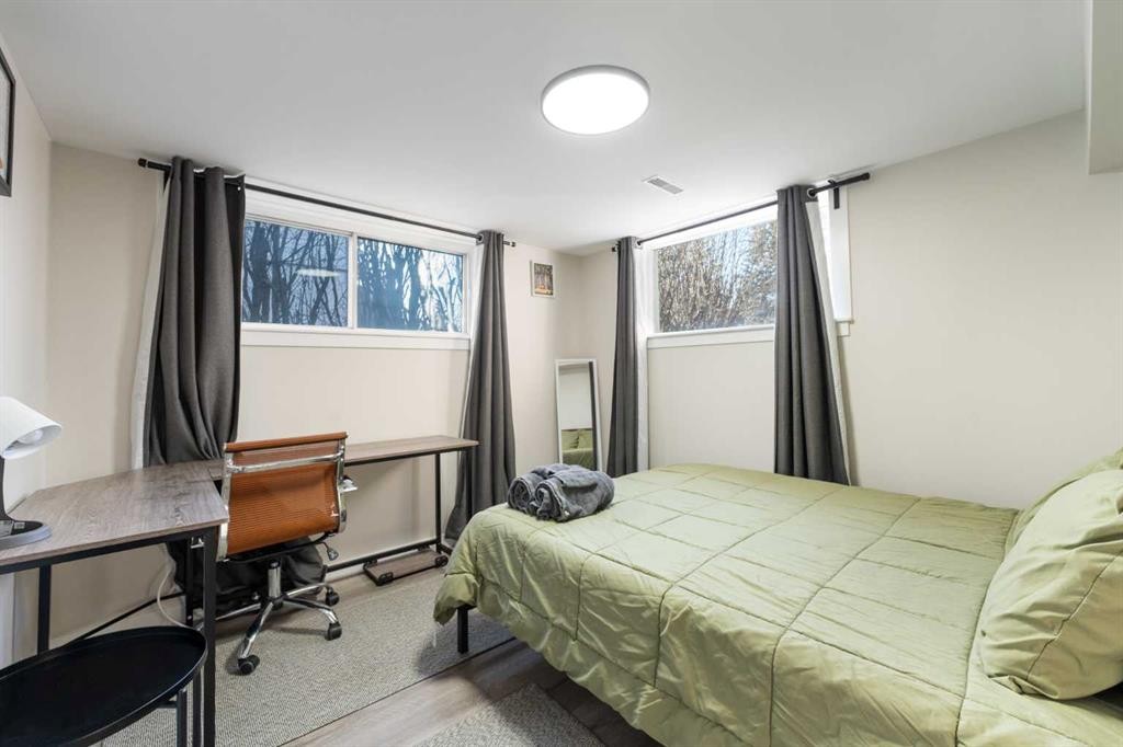 4608 70 Street Nw, Calgary, AB - Indoor Photo Showing Bedroom
