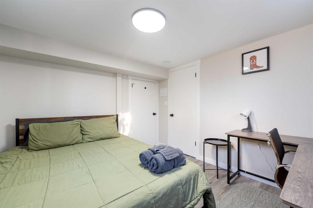 4608 70 Street Nw, Calgary, AB - Indoor Photo Showing Bedroom