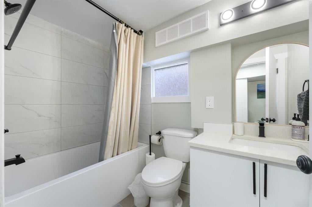 4608 70 Street Nw, Calgary, AB - Indoor Photo Showing Bathroom