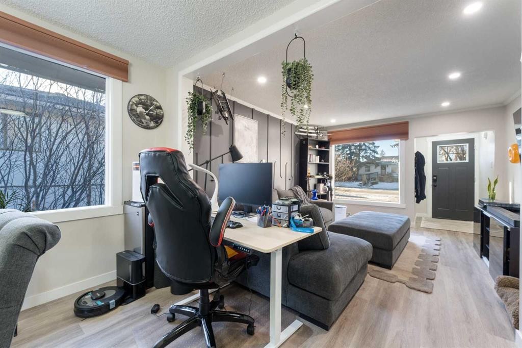 4608 70 Street Nw, Calgary, AB - Indoor Photo Showing Office