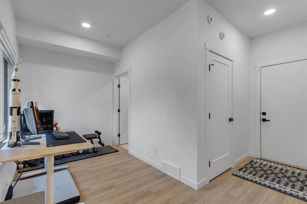 213 Greenbriar Common Nw, Calgary, AB - Indoor Photo Showing Office