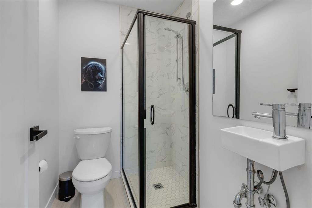 213 Greenbriar Common Nw, Calgary, AB - Indoor Photo Showing Bathroom