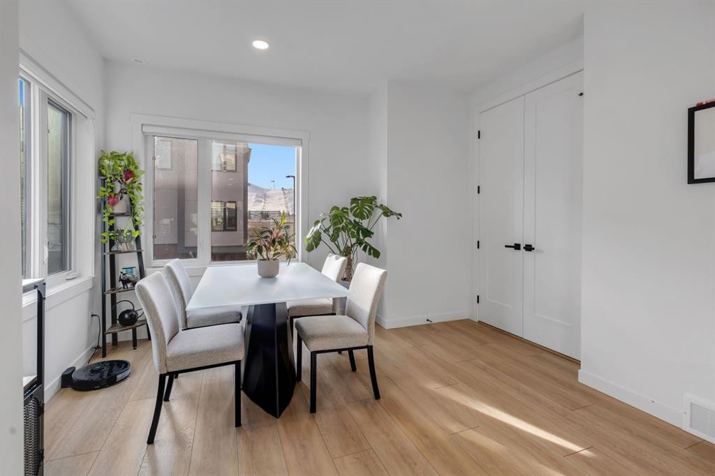 213 Greenbriar Common Nw, Calgary, AB - Indoor Photo Showing Dining Room