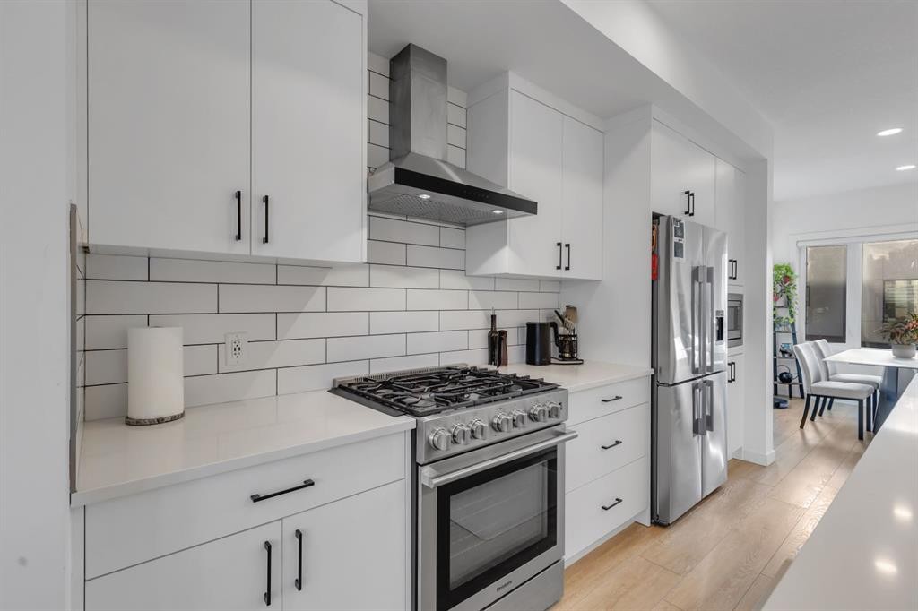 213 Greenbriar Common Nw, Calgary, AB - Indoor Photo Showing Kitchen With Stainless Steel Kitchen With Upgraded Kitchen