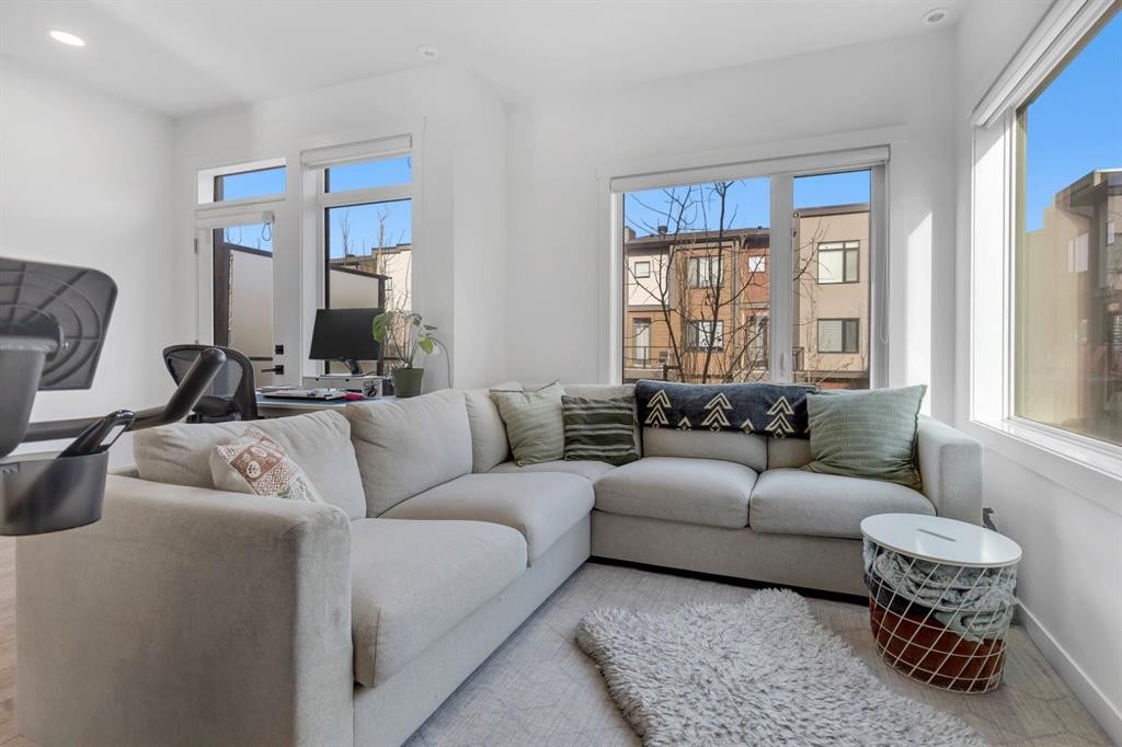 213 Greenbriar Common Nw, Calgary, AB - Indoor Photo Showing Living Room