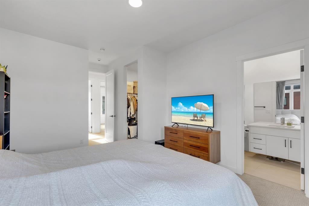 213 Greenbriar Common Nw, Calgary, AB - Indoor Photo Showing Bedroom