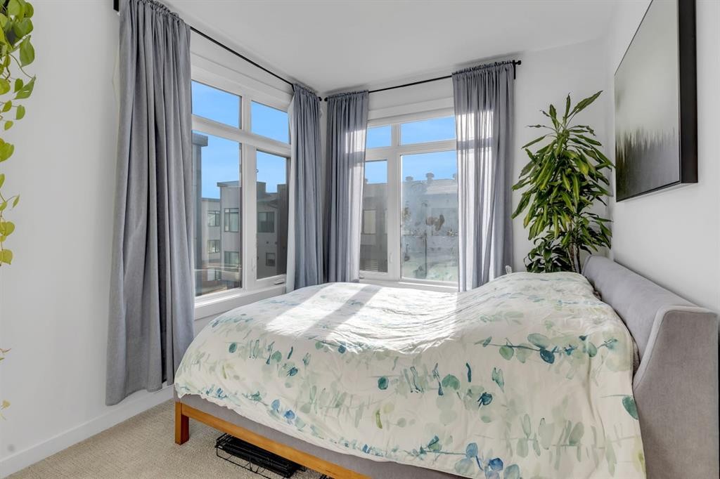 213 Greenbriar Common Nw, Calgary, AB - Indoor Photo Showing Bedroom