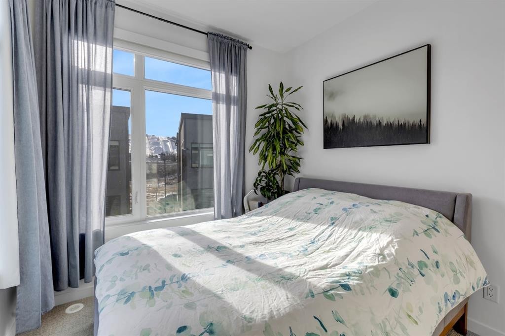 213 Greenbriar Common Nw, Calgary, AB - Indoor Photo Showing Bedroom