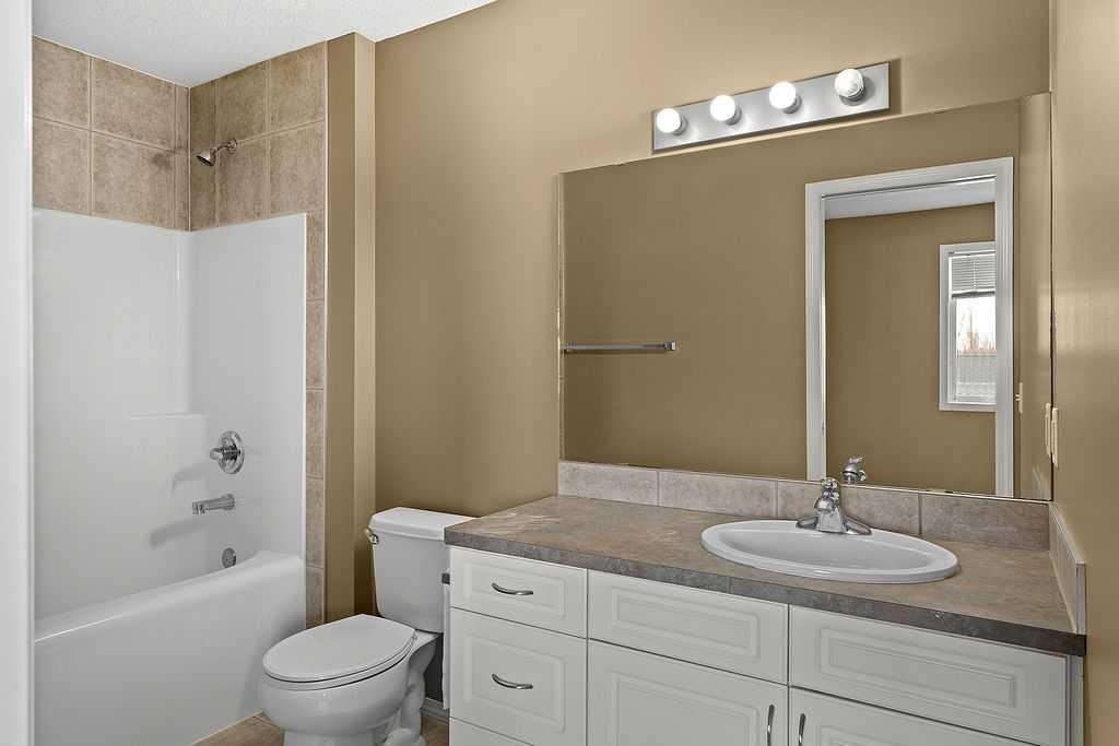215 Strathcona Circle, Strathmore, AB - Indoor Photo Showing Bathroom