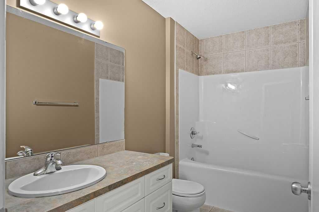215 Strathcona Circle, Strathmore, AB - Indoor Photo Showing Bathroom