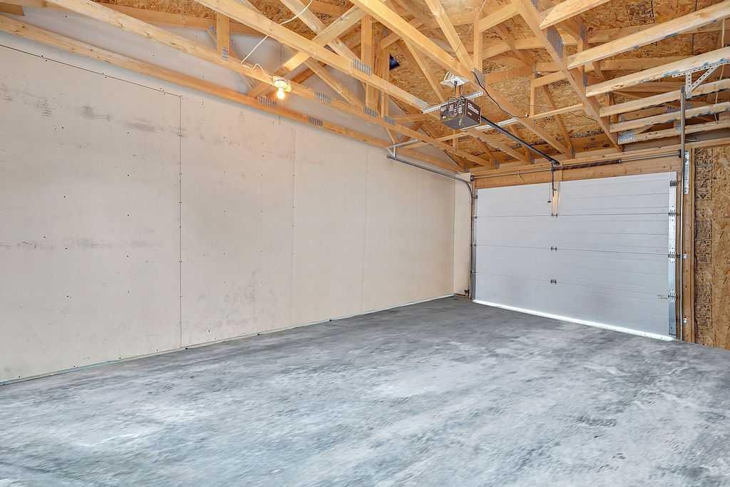 215 Strathcona Circle, Strathmore, AB - Indoor Photo Showing Garage