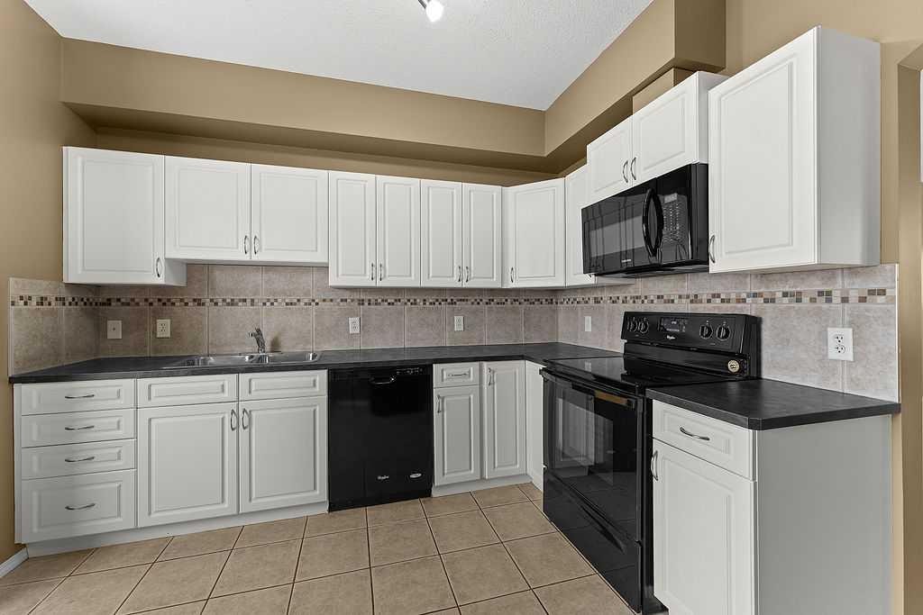 215 Strathcona Circle, Strathmore, AB - Indoor Photo Showing Kitchen With Double Sink