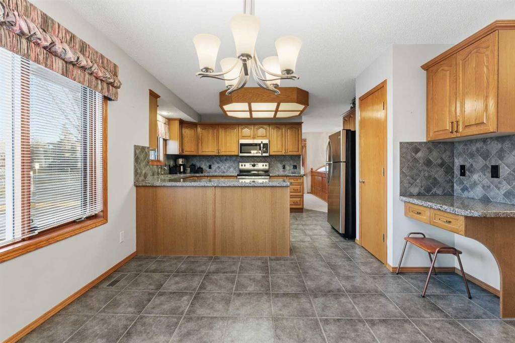 531 Sierra Morena Court Sw, Calgary, AB - Indoor Photo Showing Kitchen