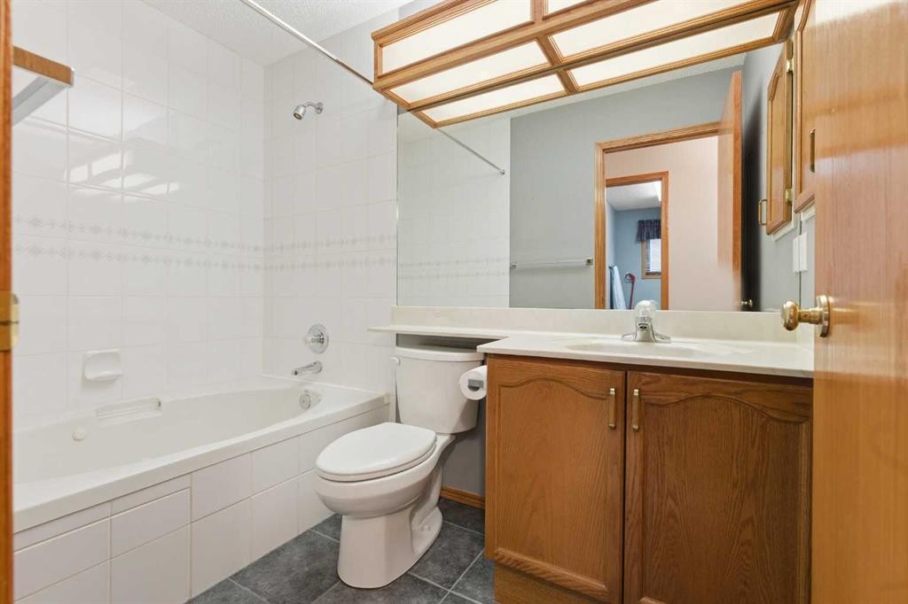 531 Sierra Morena Court Sw, Calgary, AB - Indoor Photo Showing Bathroom