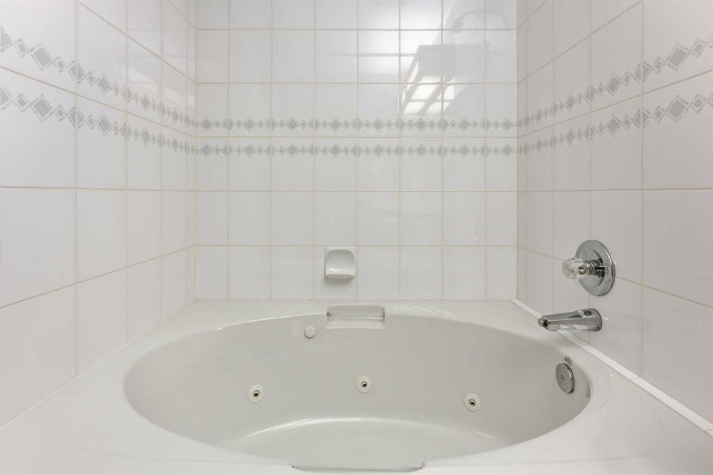531 Sierra Morena Court Sw, Calgary, AB - Indoor Photo Showing Bathroom