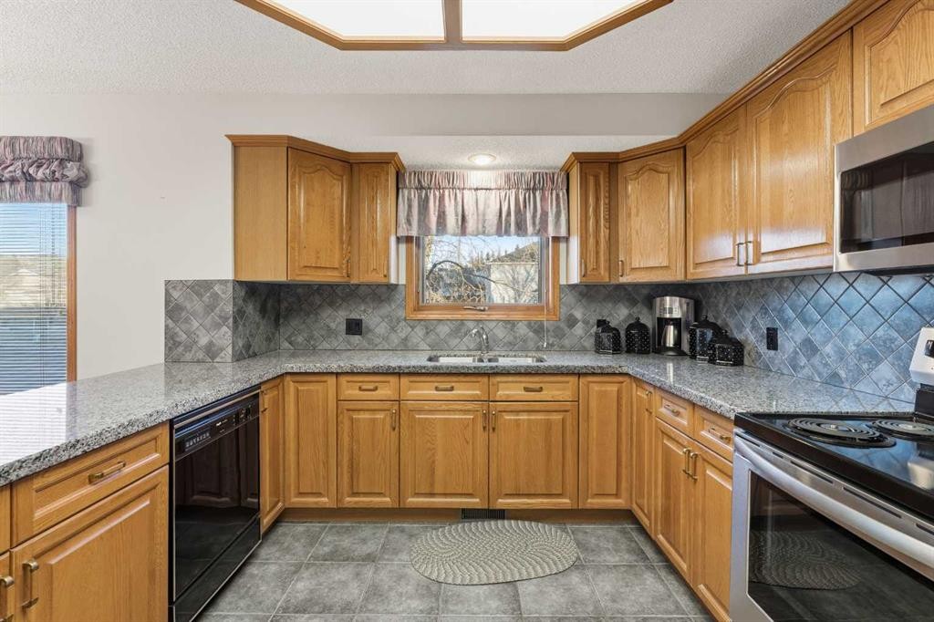 531 Sierra Morena Court Sw, Calgary, AB - Indoor Photo Showing Kitchen