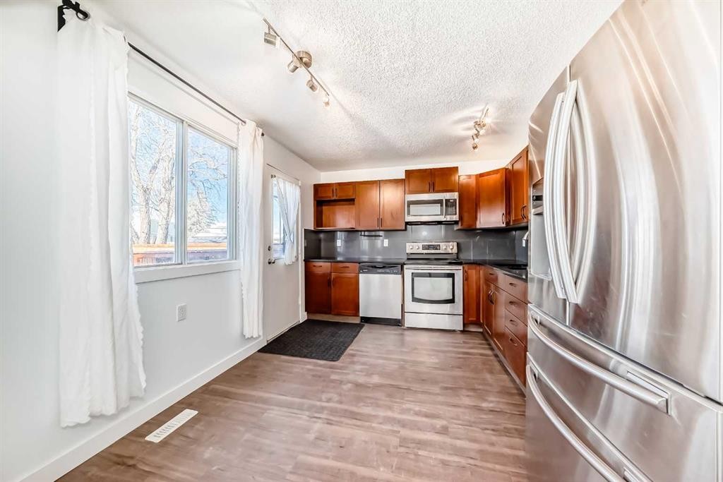 60 Erin Mount Crescent Se, Calgary, AB - Indoor Photo Showing Kitchen