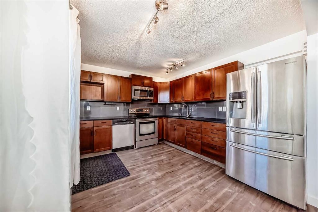 60 Erin Mount Crescent Se, Calgary, AB - Indoor Photo Showing Kitchen