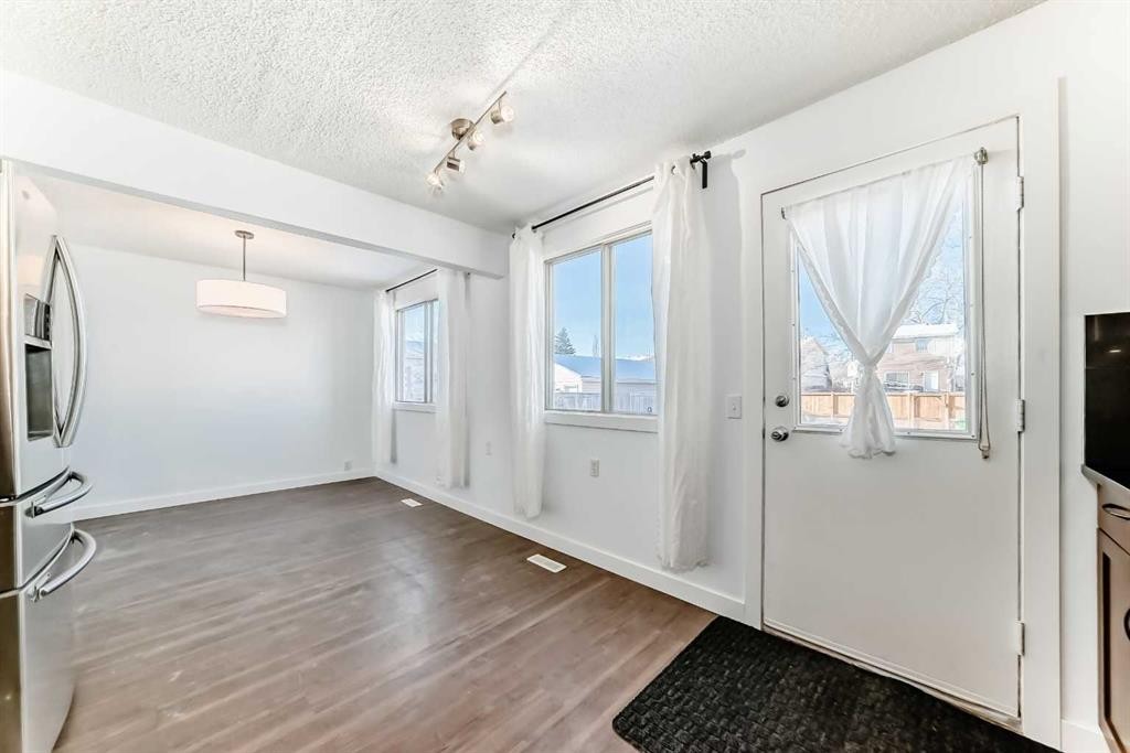 60 Erin Mount Crescent Se, Calgary, AB - Indoor Photo Showing Other Room