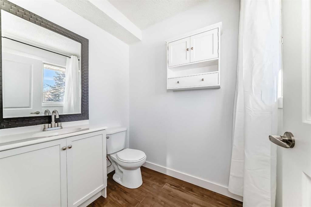 60 Erin Mount Crescent Se, Calgary, AB - Indoor Photo Showing Bathroom