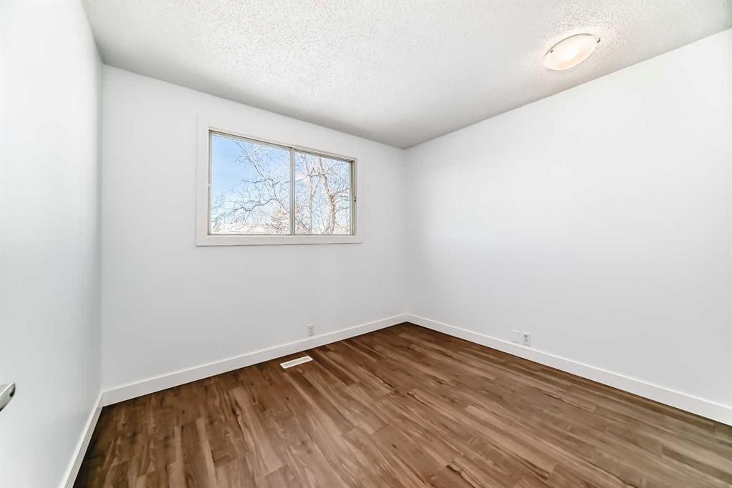 60 Erin Mount Crescent Se, Calgary, AB - Indoor Photo Showing Other Room