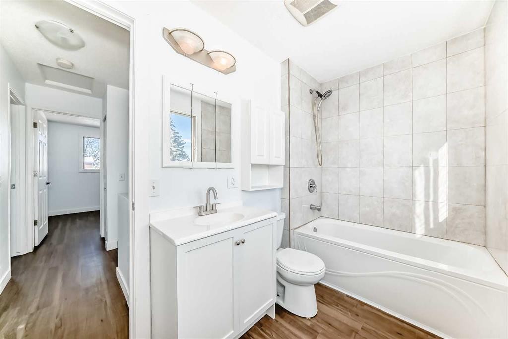 60 Erin Mount Crescent Se, Calgary, AB - Indoor Photo Showing Bathroom