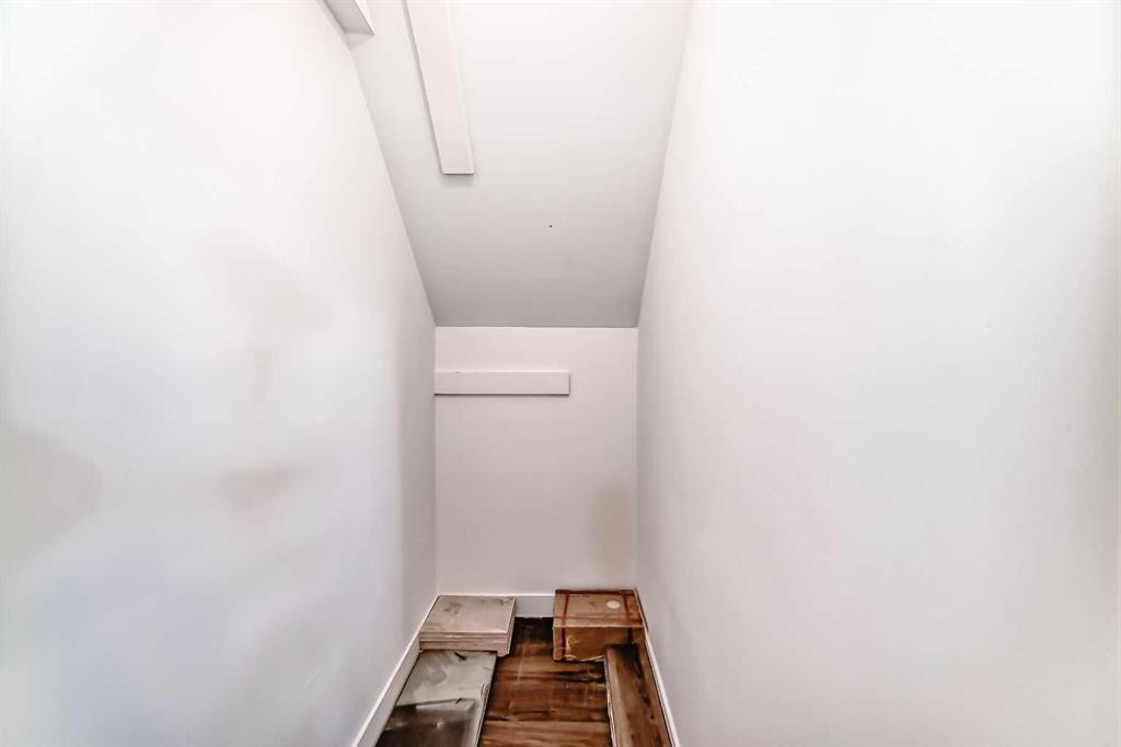 60 Erin Mount Crescent Se, Calgary, AB - Indoor Photo Showing Other Room