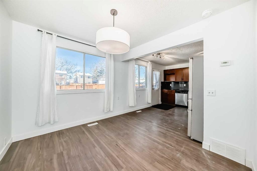 60 Erin Mount Crescent Se, Calgary, AB - Indoor Photo Showing Other Room