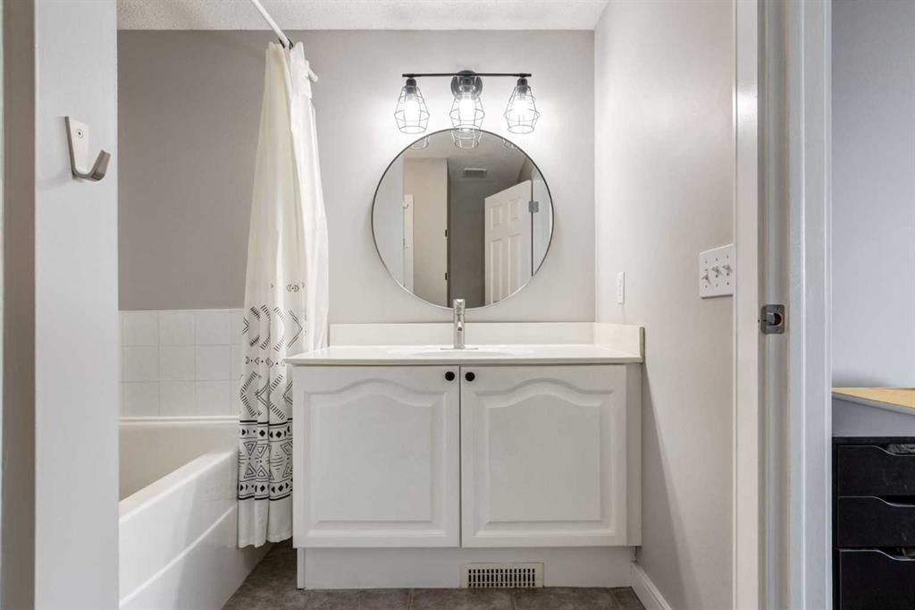 815 Tuscany Drive Nw, Calgary, AB - Indoor Photo Showing Bathroom