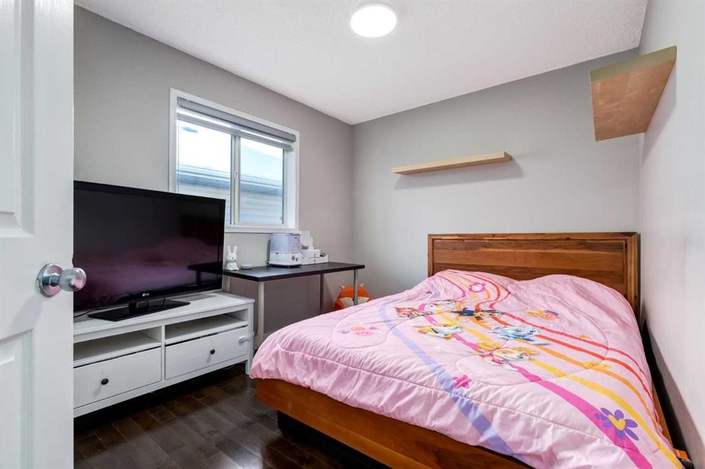 815 Tuscany Drive Nw, Calgary, AB - Indoor Photo Showing Bedroom