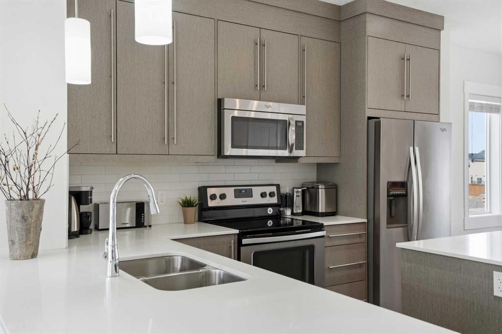 70-111 Rainbow Falls Gate, Chestermere, AB - Indoor Photo Showing Kitchen With Stainless Steel Kitchen With Double Sink With Upgraded Kitchen