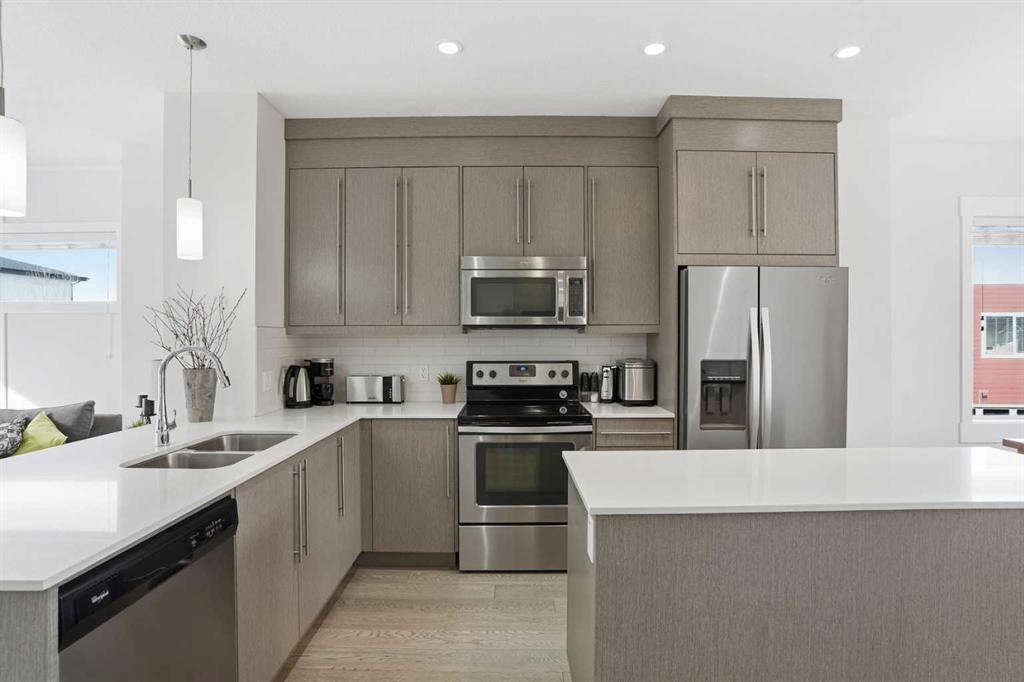 70-111 Rainbow Falls Gate, Chestermere, AB - Indoor Photo Showing Kitchen With Stainless Steel Kitchen With Double Sink With Upgraded Kitchen