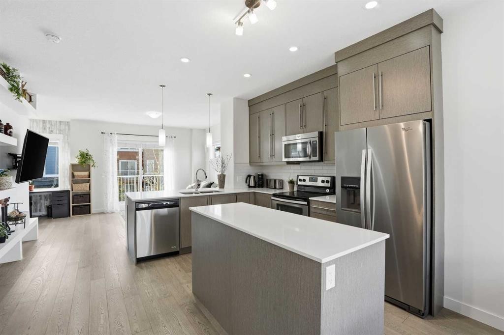 70-111 Rainbow Falls Gate, Chestermere, AB - Indoor Photo Showing Kitchen With Stainless Steel Kitchen With Upgraded Kitchen