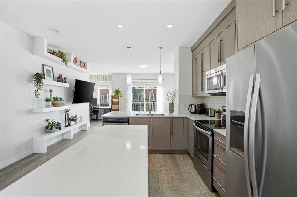 70-111 Rainbow Falls Gate, Chestermere, AB - Indoor Photo Showing Kitchen With Stainless Steel Kitchen With Double Sink With Upgraded Kitchen