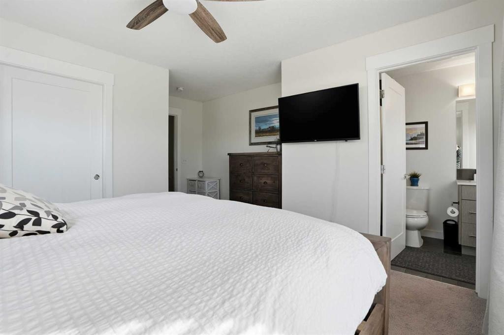 70-111 Rainbow Falls Gate, Chestermere, AB - Indoor Photo Showing Bedroom