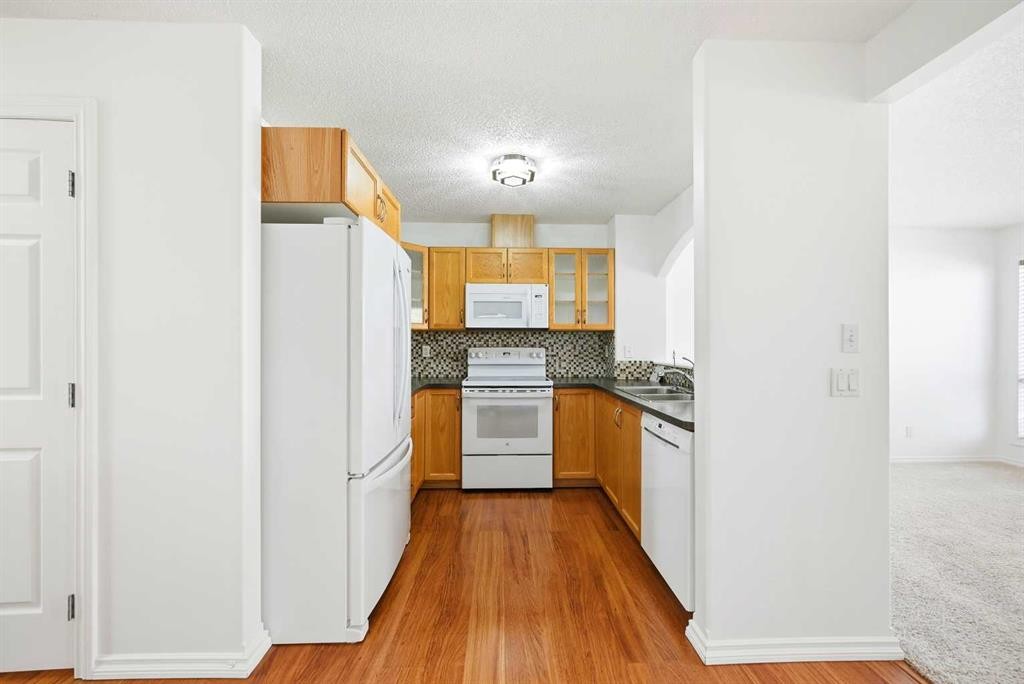 132 Royal Birch Mount Nw, Calgary, AB - Indoor Photo Showing Kitchen With Double Sink
